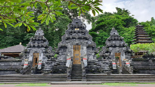 Pura Goa Lawah: Warisan Spiritual dan Pesona Wisata Bali